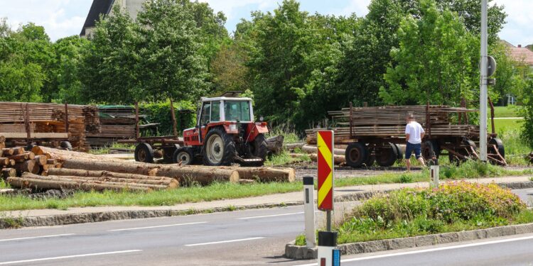 Traktor umgestürzt: Einsatzkräfte zu Personenrettung nach Rüstorf alarmiert