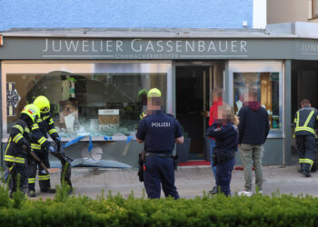 Einbruch in Vorchdorf: Juwelier-Auslage mit Kleinbus gerammt