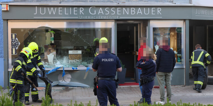 Einbruch in Vorchdorf: Juwelier-Auslage mit Kleinbus gerammt