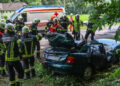 Mit Auto frontal gegen Baum gekracht und schwer verletzt