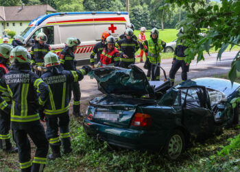 Mit Auto frontal gegen Baum gekracht und schwer verletzt