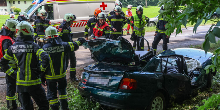 Mit Auto frontal gegen Baum gekracht und schwer verletzt
