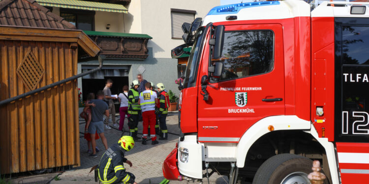 Vier Feuerwehren bei Garagenbrand in Ottnang
