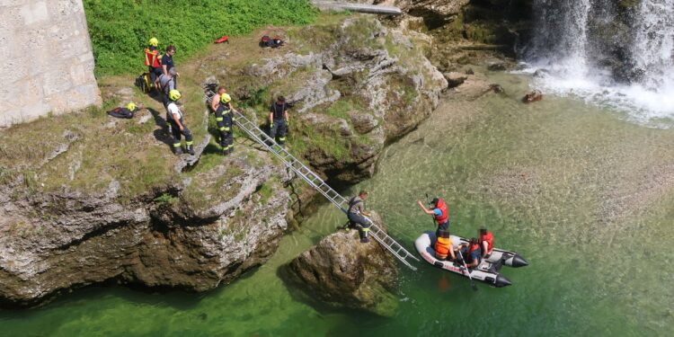 Personenrettung am Traunfall: zwei Personen mit Schlauchboot aus Traun gerettet