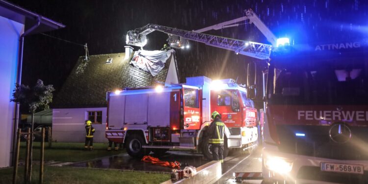 Heftige Unwetter über dem Bezirk Vöcklabruck: Dachstuhlbrand nach Blitzschlag