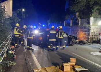 Auto auf Seeleitenstraße gegen Mauer geprallt