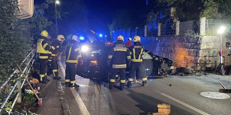 Auto auf Seeleitenstraße gegen Mauer geprallt