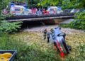 Auto durchbricht Brückengeländer und stürzt in Gosaubach – Fünf Verletzte bei schwerem Unfall