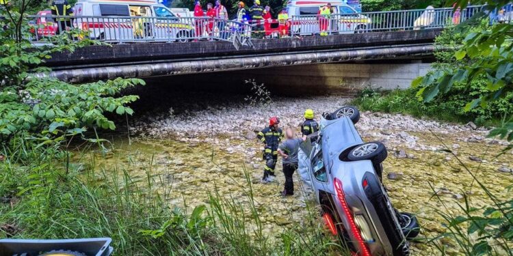 Auto durchbricht Brückengeländer und stürzt in Gosaubach