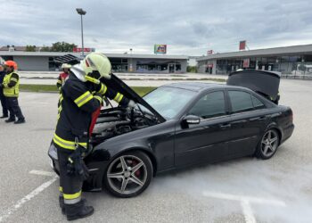 Fahrzeugbrand neben Tankstelle sorgt für Feuerwehreinsatz in Laakirchen