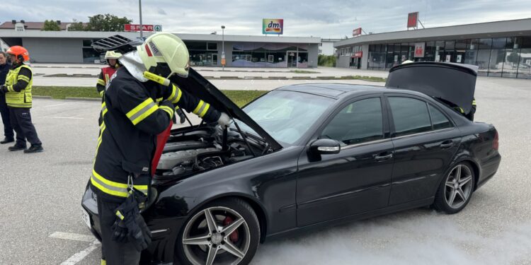 Fahrzeugbrand neben Tankstelle sorgt für Feuerwehreinsatz in Laakirchen