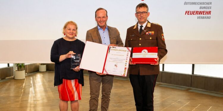 IDEAL Kältetechnik als feuerwehrfreundlicher Arbeitgeber ausgezeichnet
