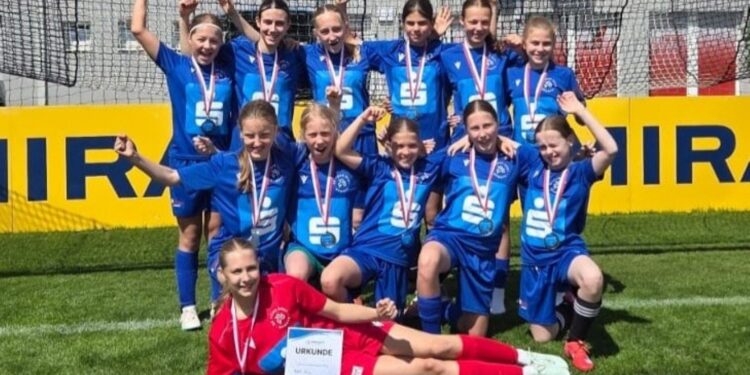 DOPPELTE POWER beim BUNDESFINALE der SPARKASSE -Schülerinnenliga im BSFZ Obertraun!