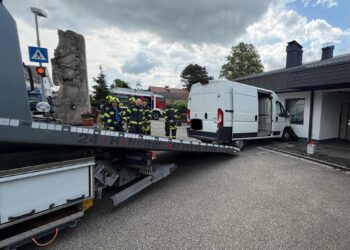 Auto prallt in Frankenmarkt gegen Hausmauer – Kind verletzt