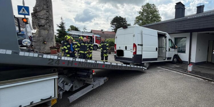 Auto prallt in Frankenmarkt gegen Hausmauer – Kind verletzt