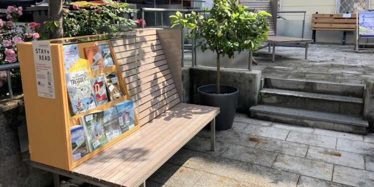 Sommer, Sonne, Lesespaß: Die Stadtbücherei Gmunden lädt zu „Geschichten unterm Blätterdach“