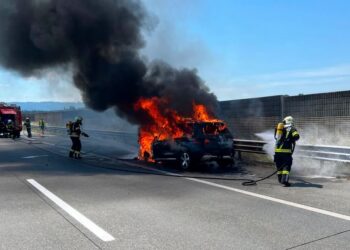 PKW auf der A1 Westautobahn bei Laakirchen in Vollbrand