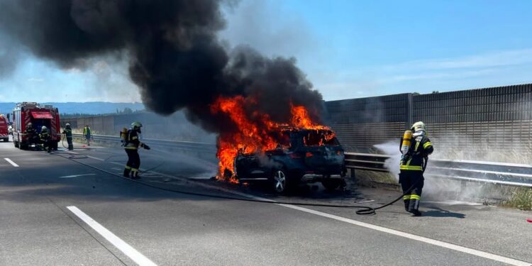 PKW auf der A1 Westautobahn bei Laakirchen in Vollbrand
