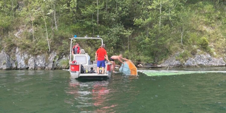 Gekentertes Segelboot löst Rettungseinsatz am Traunsee aus