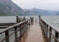 Personenrettung am Traunsee: Verletzte Person in Gmunden von Rettungskräften versorgt
