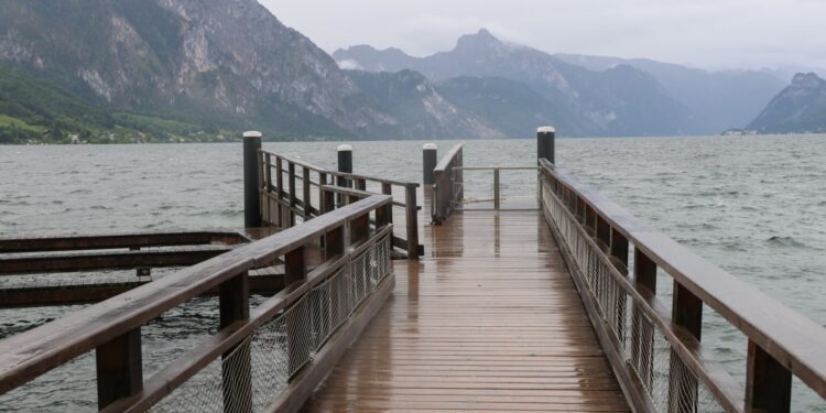 Personenrettung am Traunsee: Verletzte Person in Gmunden von Rettungskräften versorgt