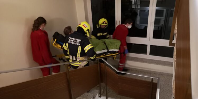 FW Reiterndorf unterstützt Rotes Kreuz bei Personentransport