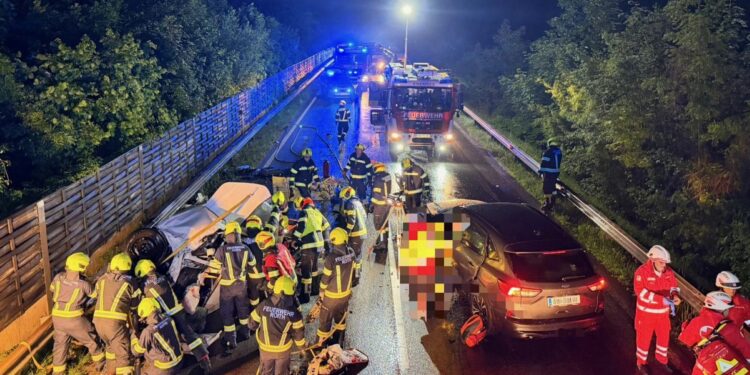 Verkehrsunfall auf der B145 fordert sechs Verletzte