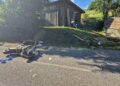 Mopedlenker prallt gegen Zaun