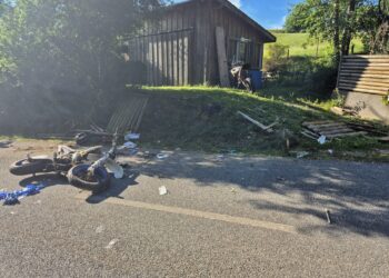 Mopedlenker prallt gegen Zaun