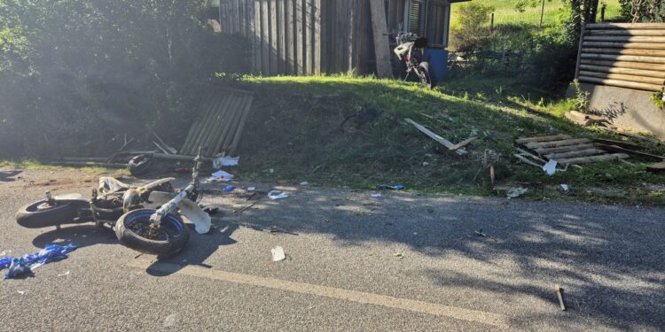 Mopedlenker prallt gegen Zaun