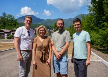 LR Kaineder: Entsiegelungsförderung bringt mehr Grün und besseren Hochwasserschutz auf Park-&-Ride-Parkplatz in Bad Ischl