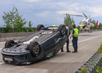Autoüberschlag auf Westautobahn bei Vorchdorf fordert vier Verletzte