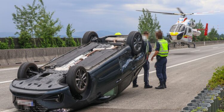 Autoüberschlag auf Westautobahn bei Vorchdorf fordert vier Verletzte
