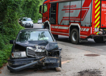 Mit Auto gegen Baum gekracht