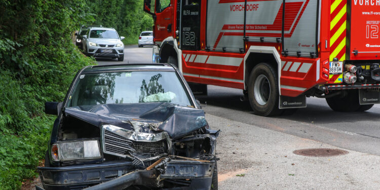Mit Auto gegen Baum gekracht