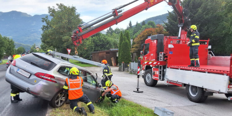 Frühmorgendliche Fahrzeugbergung in Bad Goisern