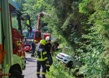 Auto bei Verkehrsunfall in Bachbett gestürzt