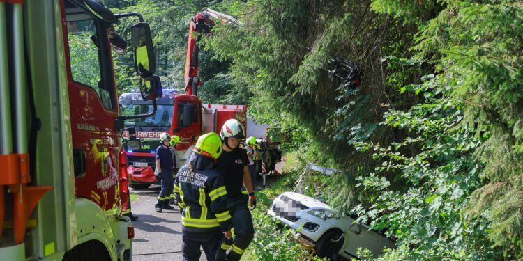 Auto bei Verkehrsunfall in Bachbett gestürzt