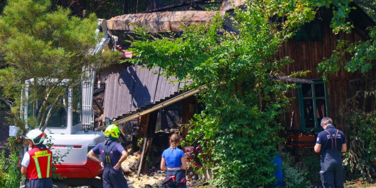 Großeinsatz bei Hüttenbrand in Ottnang