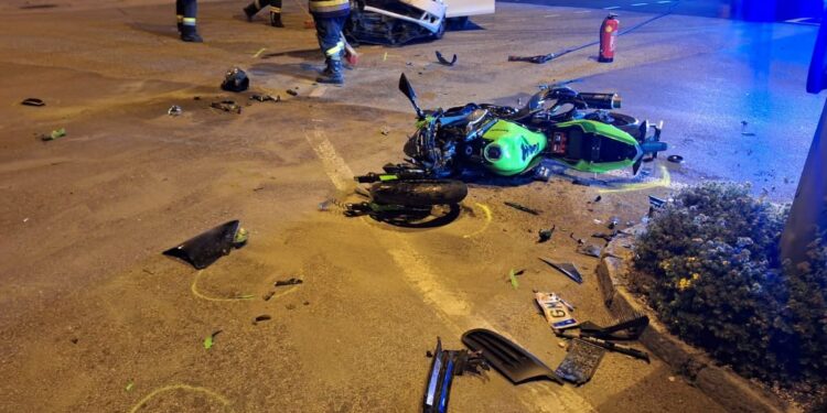 Kollision zwischen PKW und Motorrad auf Gmundener Straße in Laakirchen