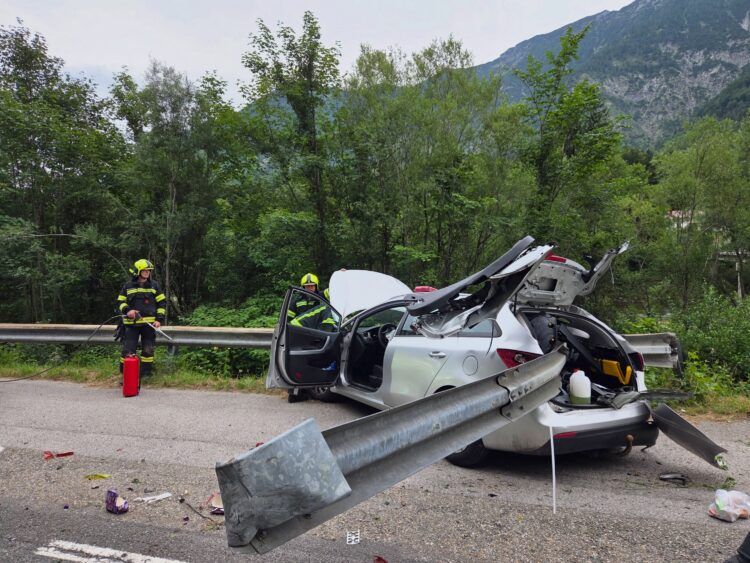 Leitplanke bohrte sich bei Unfall regelrecht in Auto