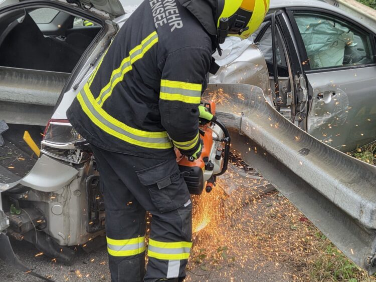 Leitplanke bohrte sich bei Unfall regelrecht in Auto