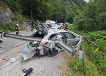 Leitplanke bohrte sich bei Unfall regelrecht in Auto