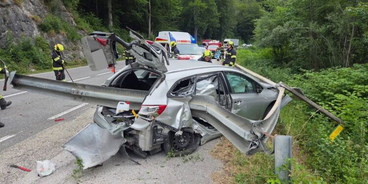 Leitplanke bohrte sich bei Unfall regelrecht in Auto