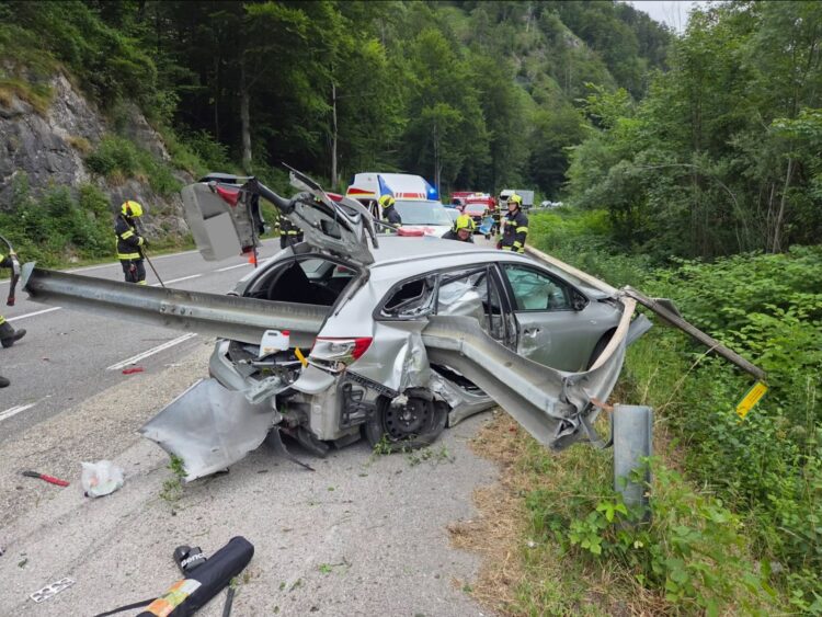 Leitplanke bohrte sich bei Unfall regelrecht in Auto