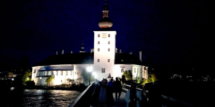„Im Schloss, Marsch!“ im Seeschloss Ort