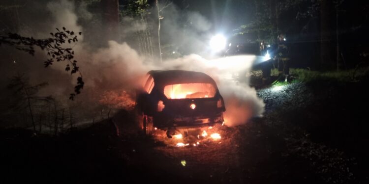 Auto im Weißenbachtal in Vollbrand