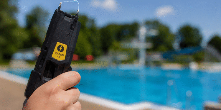 Bademeister drohte Badegästen mit Elektroschocker
