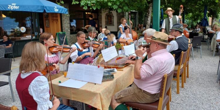 Familie Schallmeiner vom Gasthof Hois´n fördert Volksmusik