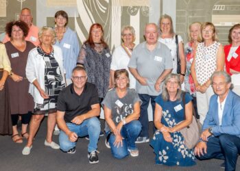 Mit der Vernissage „Sommerfreude: Licht und Lebendigkeit“ begeistert der Attergauer Farbenkreises in der Rathausgalerie Attnang-Puchheim